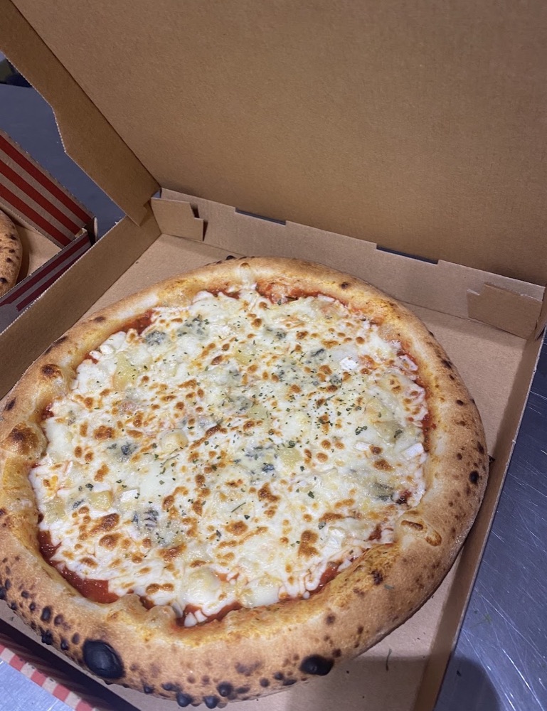 Pizza 4 Fromages dans sa boîte, prête à emporter à Brie-Comte-Robert