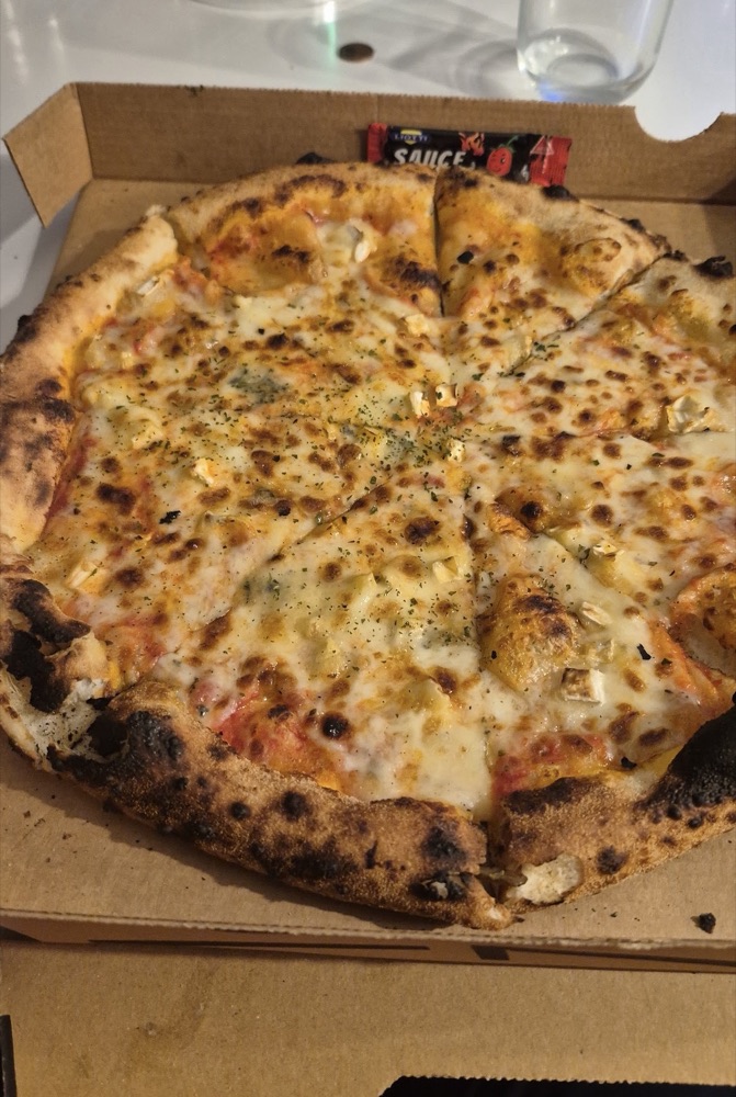 Pizza Fromagère base crème fraîche avec chèvre, bleu et brie